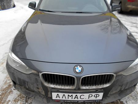 Вид спереди капота BMW 320 после замены